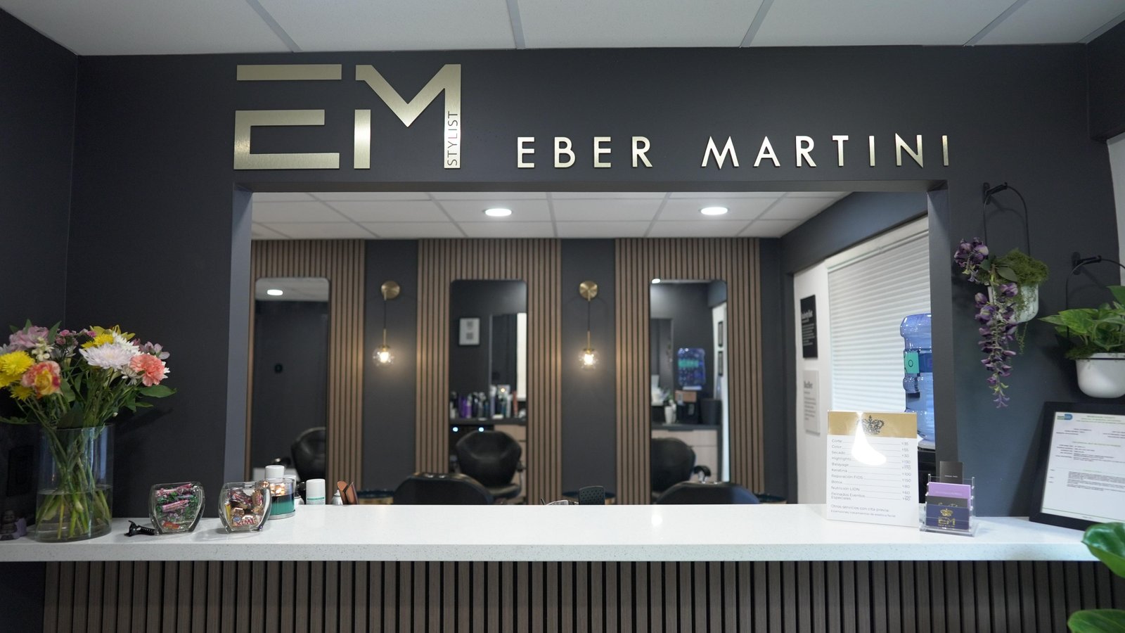 Sillas y estaciones de estilismo